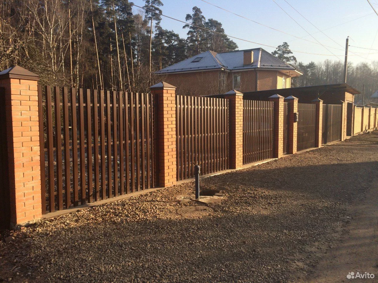 Евроштакетник с кирпичными столбами